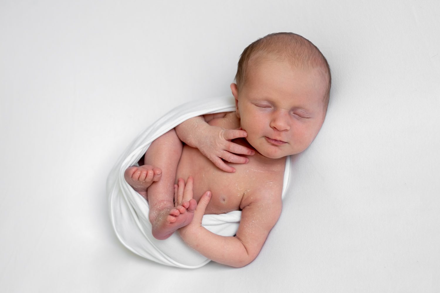 Ontspannen newbornfoto door newbornfotograaf Irene Maris Fotografie