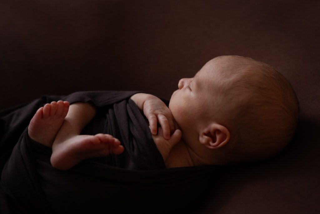 Newbornshoot in den Bosch op donkere achtergrond