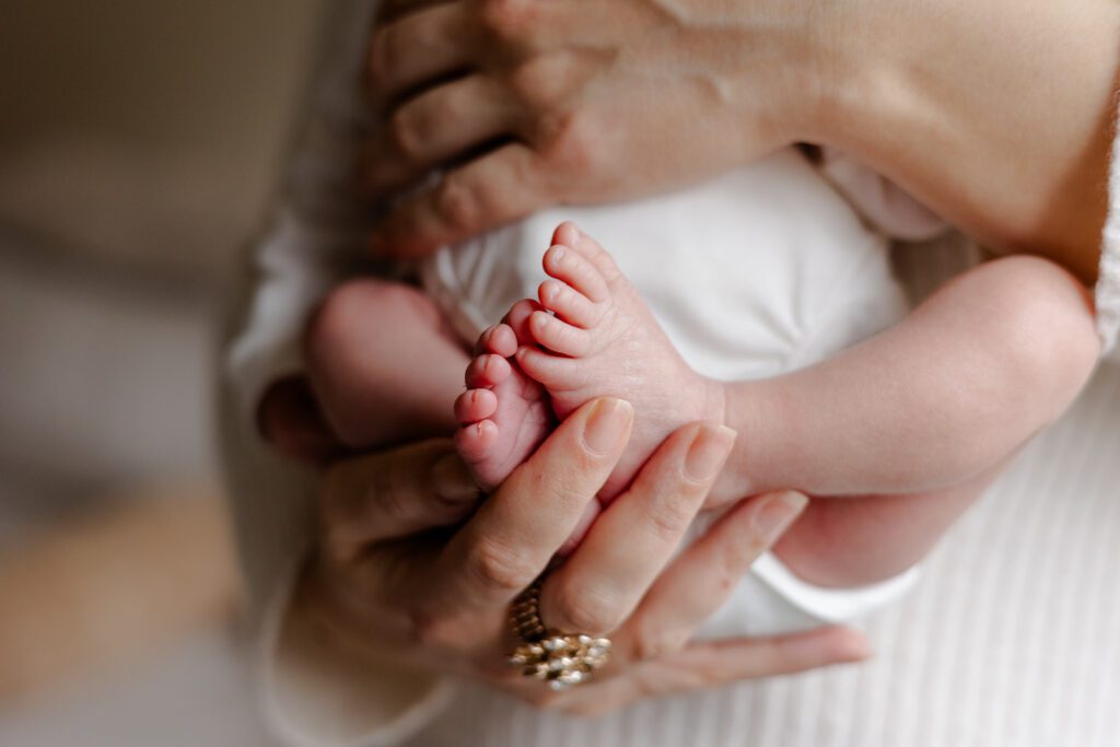 Newborn shoot thuis in mama's handen