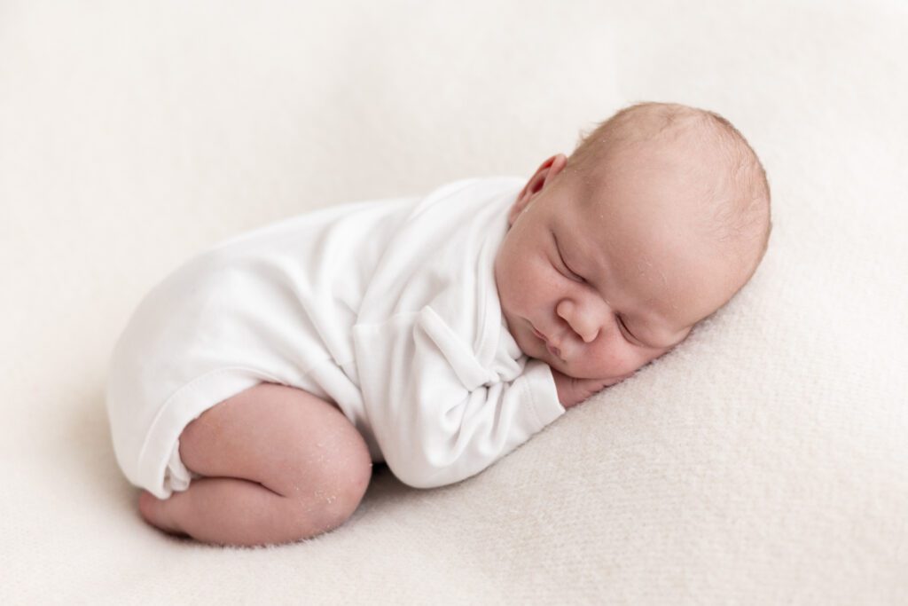 Newborn foto op lichte achtergrond - Irene Maris Fotografie