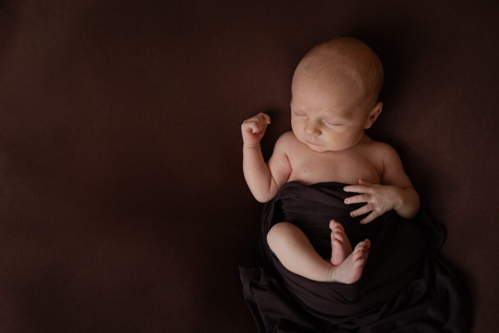 Newborn foto op donkere achtergrond - Irene Maris Fotografie