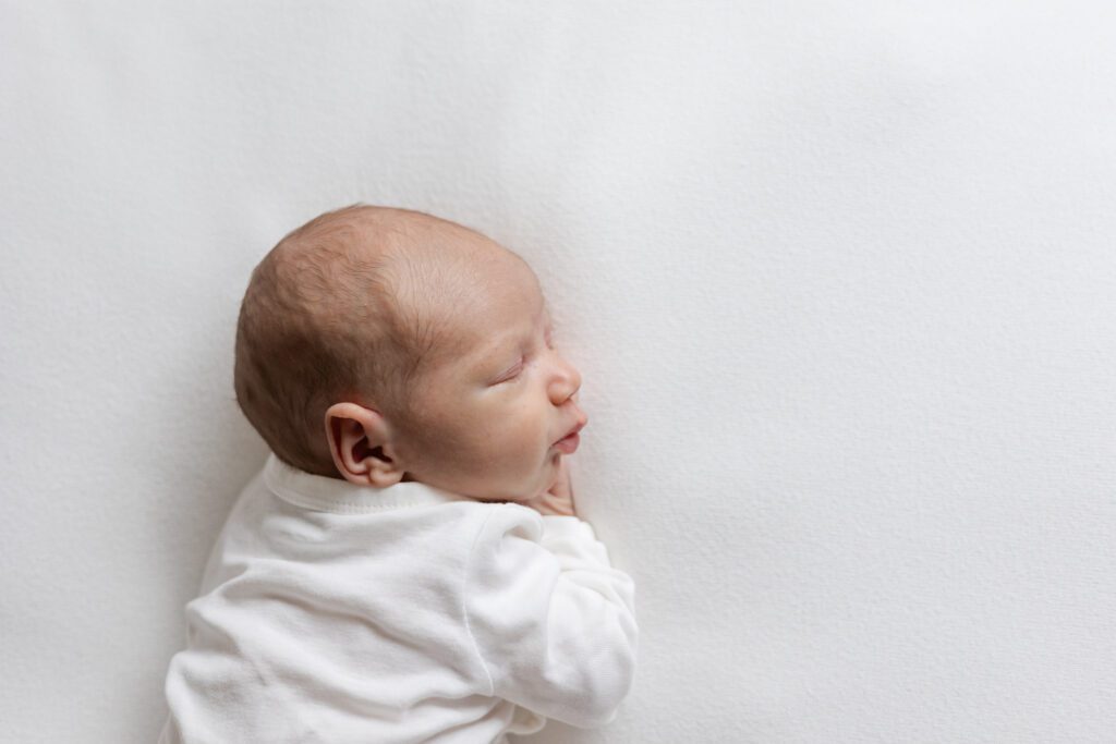 Minimalistische Newborn foto - Irene Maris Fotografie