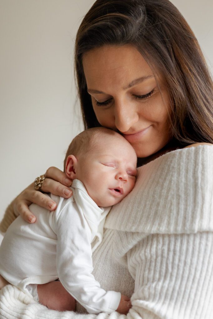 Newborn foto met mama in Den Bosch