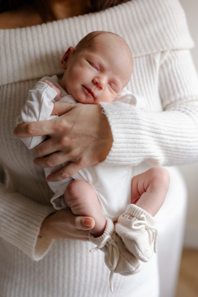 Newborn foto in Den Bosch in mama's handen 