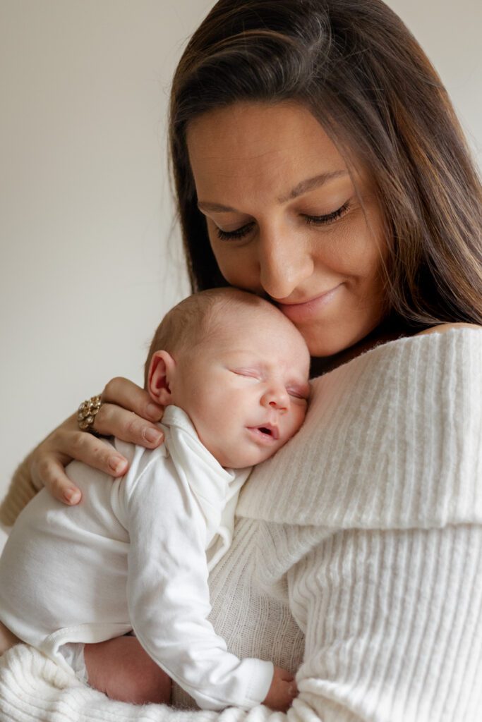 Ontspannen newbornfoto door newbornfotograaf Tilburg. Irene Maris Fotografie