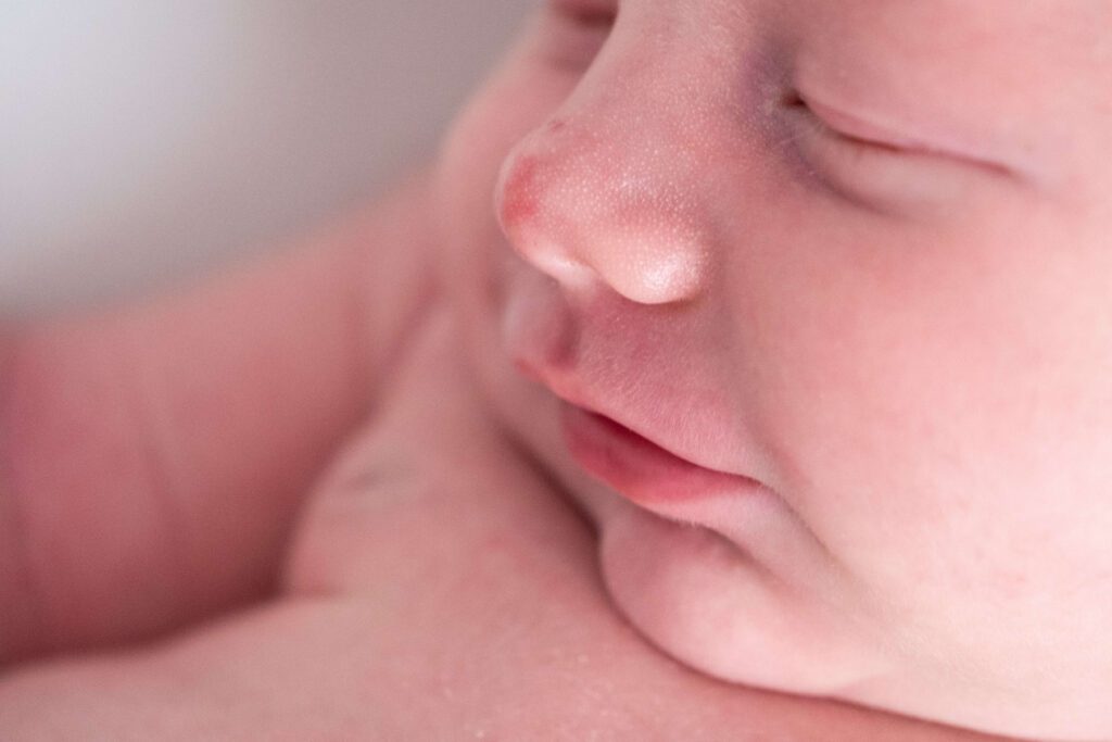 Babyshoot thuis Tilburg, Close-up van baby gezichtje - Irene Maris Fotografie