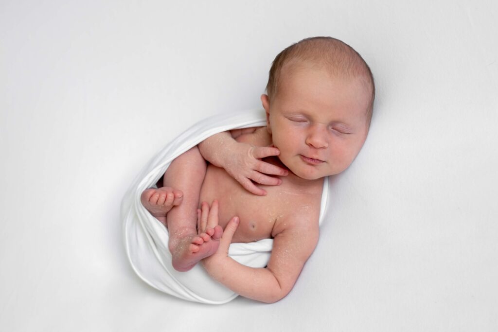 Babyshoot thuis Hilvarenbeek, Newbornshoot aan huis babymeisje - Irene Maris Fotografie