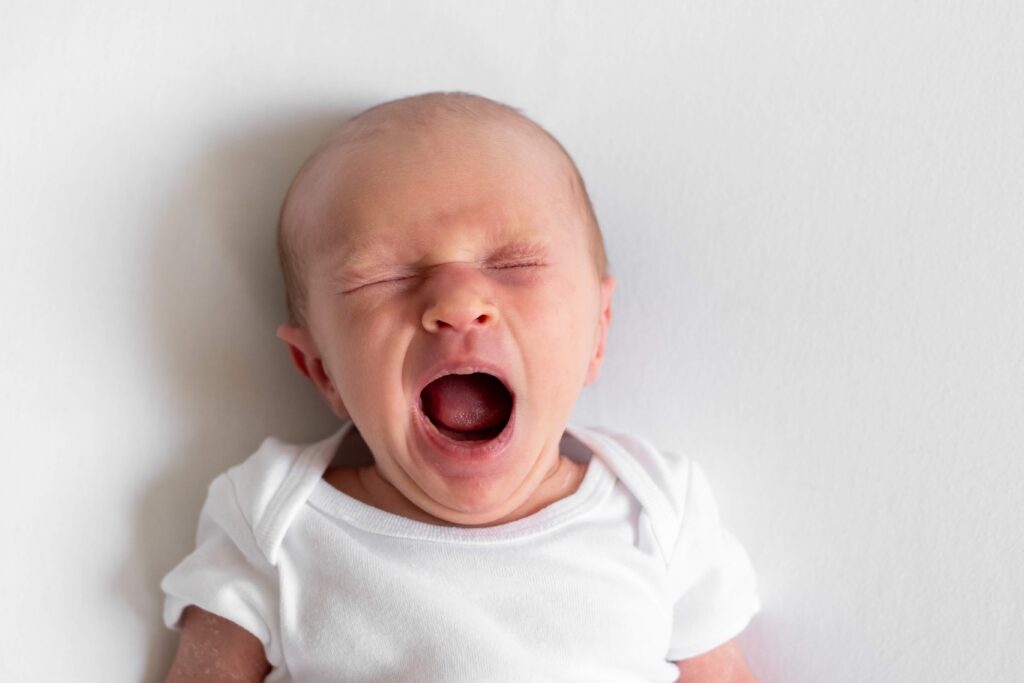 Gapende baby tijdens babyshoot Tilburg bij Irene Maris Fotografie