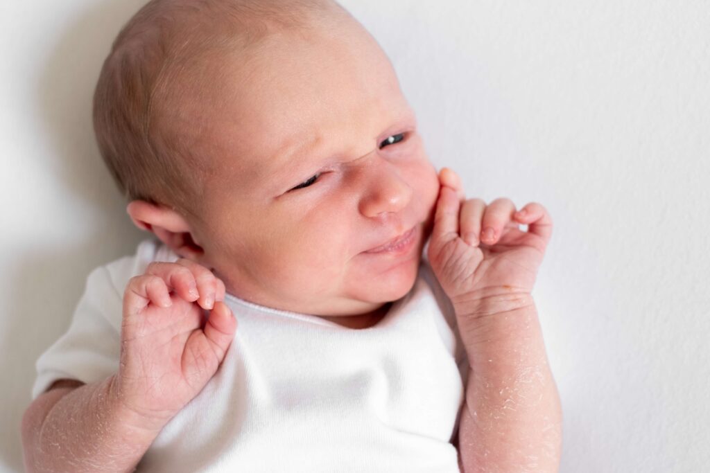 Onrustige baby tijdens newborn shoot. Irene Maris Fotografie