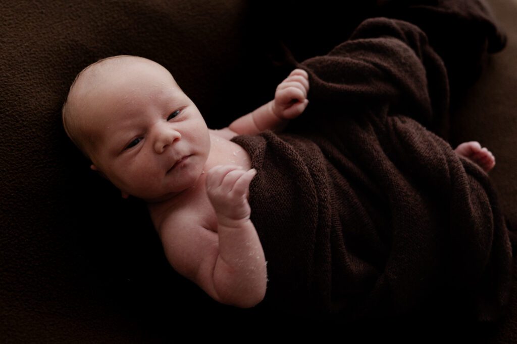 baby is onrustig tijdens de newbornshoot. Irene Maris Fotografie