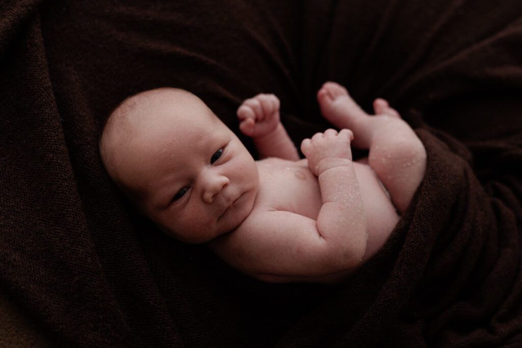 baby van onrustig naar rustig tijdens de newbornshoot. Irene Maris Fotografie Noord-Brabant