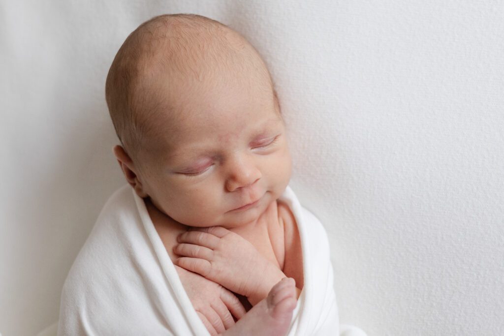 Rustige baby tijdens babyshoot thuis. Irene Maris Fotografie Tilburg