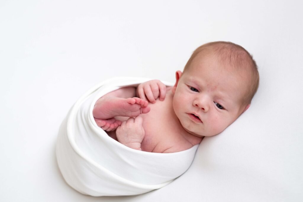 Newborn shoot na 4 weken met wakkere baby - Irene Maris Fotografie Tilburg