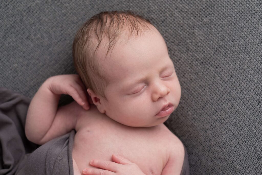 Newborn shoot aan huis met oudere baby - Irene Maris Fotografie Tilburg
