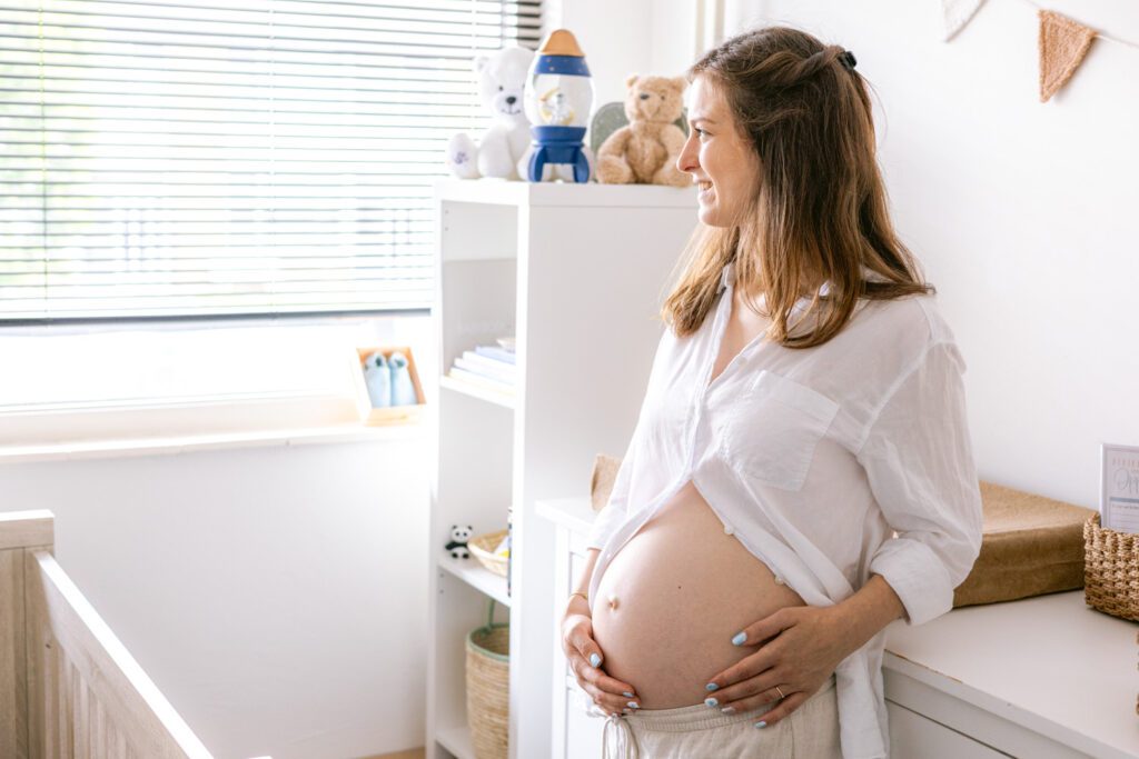 Zwangerschapsshoot binnen bij je thuis. De babykamer is een mooi decor voor zwangerschapsfoto's. Irene Maris Fotografie