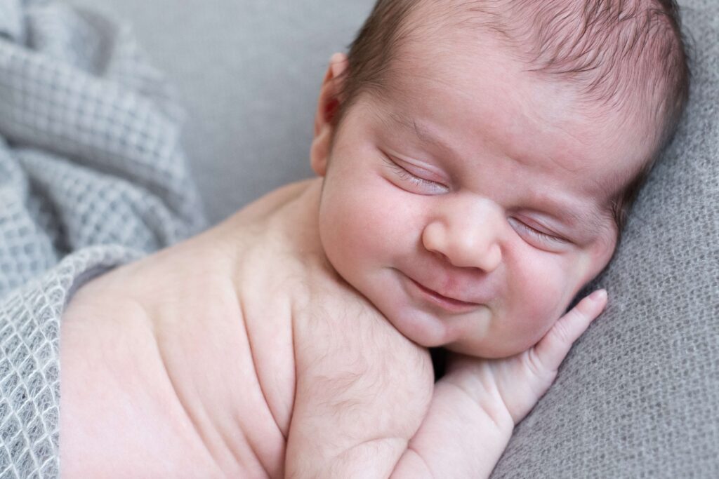 Newbornfoto van lachende baby. Irene Maris Fotografie 