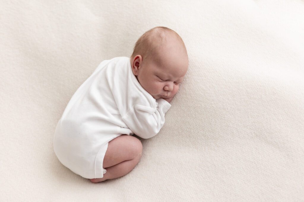 Minimalistische newbornfoto. Irene Maris Fotografie Tilburg