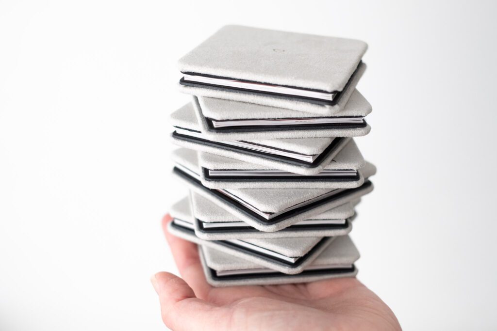 Harmonicaboekje cadeau bij je newbornshoot. Irene Maris Fotografie